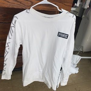 Pink brand crewneck in almost perfect condition. No stains and barely ever worn